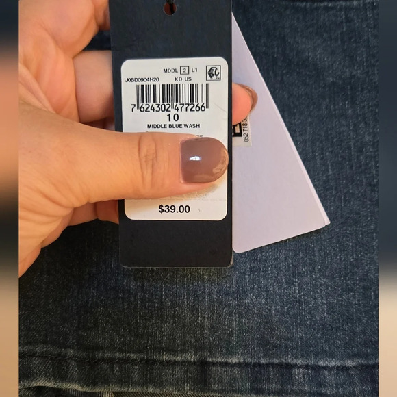 GUESS Girls' Organic Stretch Denim 5 Pocket Short - Picture 4 of 5